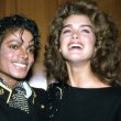 Michael goes to the New York Metropolitan Museum of Natural History to receive awards to celebrates Thriller.
