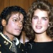Michael goes to the New York Metropolitan Museum of Natural History to receive awards to celebrates Thriller.