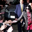 Michael Jackson a semnat autografe fanilor