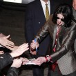 Michael Jackson a semnat autografe fanilor