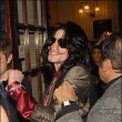 Michael Jackson a semnat autografe fanilor