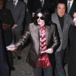 Michael Jackson a semnat autografe fanilor