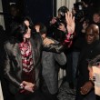 Michael Jackson a semnat autografe fanilor