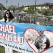 Michael Jackson arrives at the Santa Barbara County courthouse.