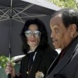 Michael Jackson arrives at the Santa Barbara County courthouse.