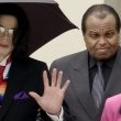 Michael Jackson arrives at the Santa Barbara County courthouse.
