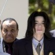 Michael Jackson arrives at the Santa Barbara County courthouse.