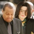 Michael Jackson arrives at the Santa Barbara County courthouse.