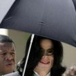 Michael Jackson arrives at the Santa Barbara County courthouse.
