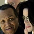 Michael Jackson arrives at the Santa Barbara County courthouse.