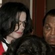 Michael Jackson arrives at the Santa Barbara County courthouse.