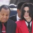 Michael Jackson arrives at the Santa Barbara County courthouse.