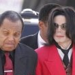 Michael Jackson arrives at the Santa Barbara County courthouse.