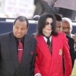 Michael Jackson arrives at the Santa Barbara County courthouse.