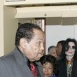 Michael Jackson arrives at the Santa Barbara County courthouse.