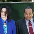 Michael Jackson arrives at the Santa Barbara County courthouse.