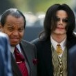 Michael Jackson arrives at the Santa Barbara County courthouse.