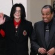 Michael Jackson arrives at the Santa Barbara County courthouse.