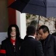 Michael Jackson arrives at the Santa Barbara County courthouse.