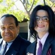 Michael Jackson arrives at the Santa Barbara County courthouse.