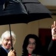 Michael Jackson arrives at the Santa Barbara County courthouse. Jury Selection.