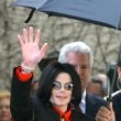 Michael Jackson arrives at the Santa Barbara County courthouse. Jury Selection.