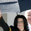 Michael Jackson arrives at the Santa Barbara County courthouse. Jury Selection.