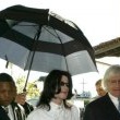 Michael Jackson arrives at the Santa Barbara County courthouse. Jury Selection.