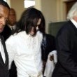 Michael Jackson arrives at the Santa Barbara County courthouse. Jury Selection.