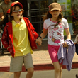 Michael Jackson fotografiat in carocior cu rotile in timp ce vizita libraria Barnes & Noble