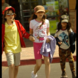 Michael Jackson fotografiat in carocior cu rotile in timp ce vizita libraria Barnes & Noble
