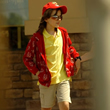 Michael Jackson fotografiat in carocior cu rotile in timp ce vizita libraria Barnes & Noble