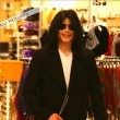 Michael Jackson intr-un magazin de pe Oxford Street, Londra.