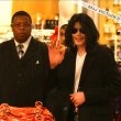 Michael Jackson intr-un magazin de pe Oxford Street, Londra.