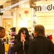 Michael Jackson intr-un magazin de pe Oxford Street, Londra.