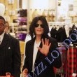 Michael Jackson intr-un magazin de pe Oxford Street, Londra.