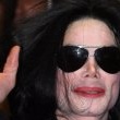 Michael Jackson intr-un magazin de pe Oxford Street, Londra.