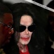 Michael Jackson intr-un magazin de pe Oxford Street, Londra.