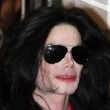 Michael Jackson intr-un magazin de pe Oxford Street, Londra.