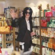 Michael Jackson la cumparaturi in Beverly Hills, California