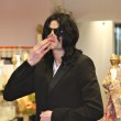 Michael Jackson la cumparaturi in Beverly Hills, California