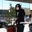 Michael Jackson la cumparaturi in Beverly Hills, California