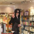 Michael Jackson la cumparaturi in Beverly Hills, California