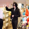 Michael Jackson la cumparaturi in Beverly Hills, California