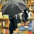 Michael Jackson la cumparaturi intr-o librarie, in ajun de Anul Nou