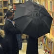 Michael Jackson la cumparaturi intr-o librarie, in ajun de Anul Nou