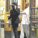 Michael Jackson viziteaza libraria Barnes & Noble din Las Vegas, impreuna cu cei trei copii ai sai (20 mai 2008)