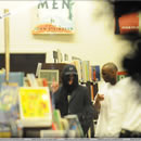 Michael Jackson viziteaza libraria Barnes & Noble din Las Vegas, impreuna cu cei trei copii ai sai (20 mai 2008)