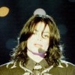 Michael recieves the "Millennium Award" at the World Music Award ceremony.