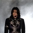Michael recieves the "Millennium Award" at the World Music Award ceremony.